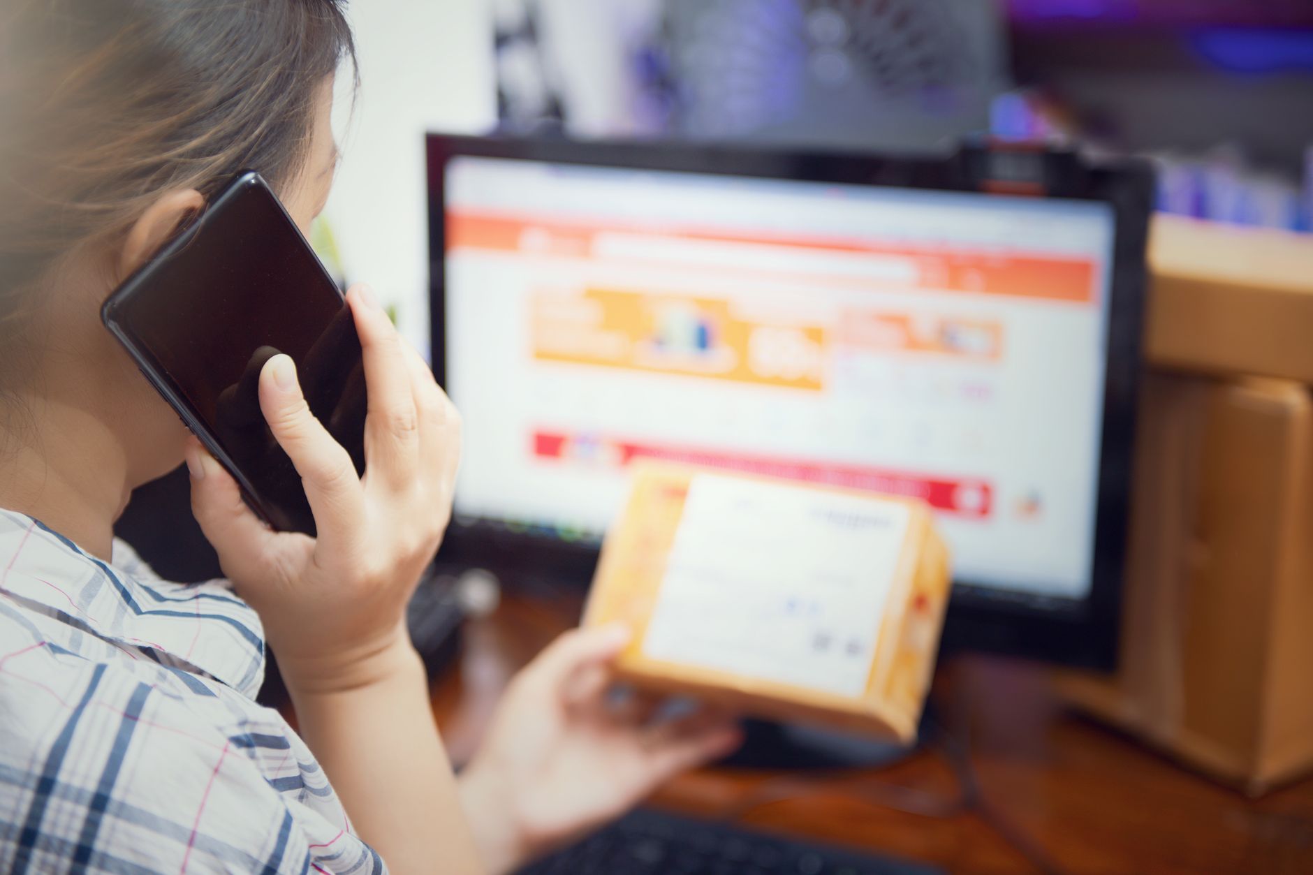 Customer and support agent having an online conversation