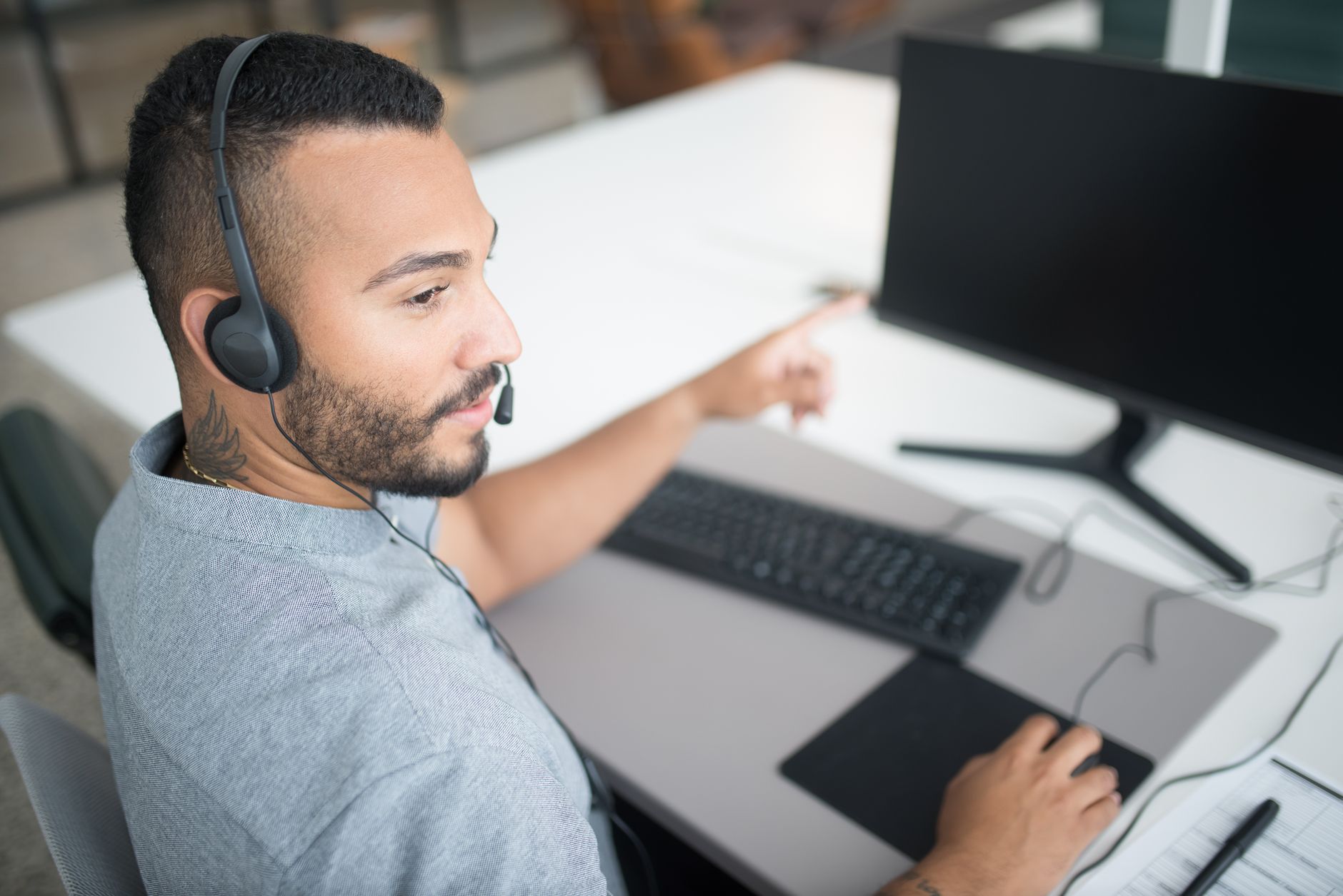 Ecommerce support agent reviewing an order and customer conversation
